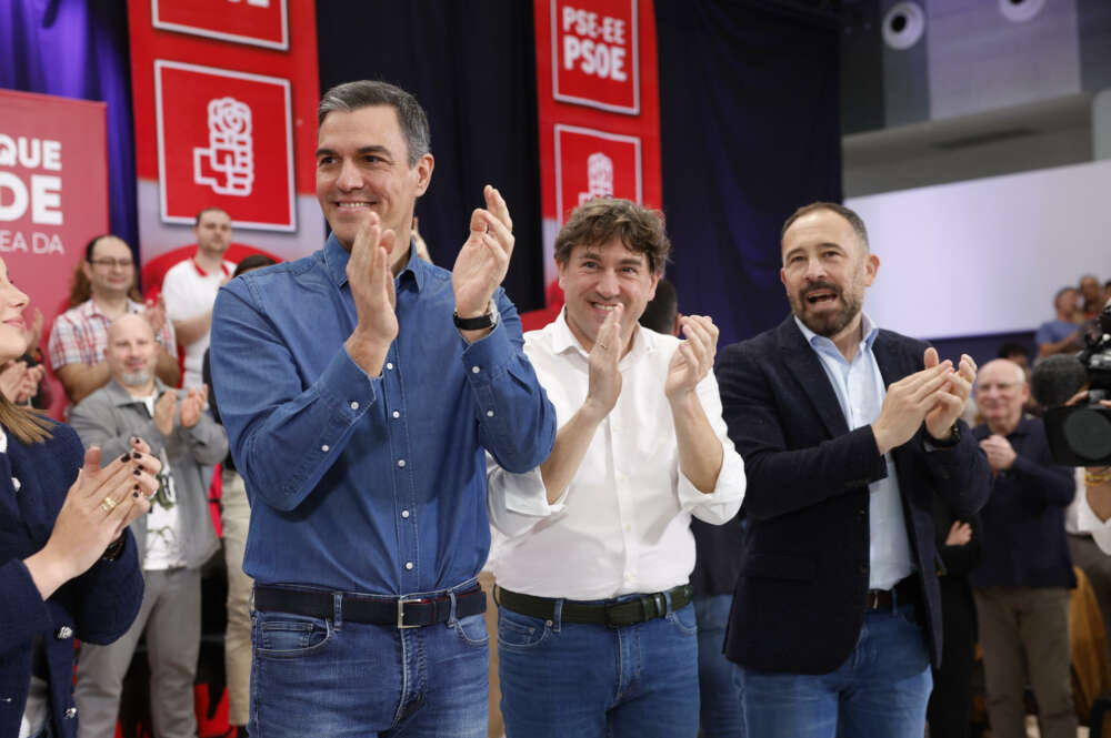 VITORIA, 06/04/2024.- El presidente del Gobierno, Pedro Sánchez (i), apoya en un acto electoral con el candidato a lehendakari del PSE, Eneko Andueza (2d). EFE/Miguel Toña