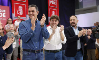 VITORIA, 06/04/2024.- El presidente del Gobierno, Pedro Sánchez (i), apoya en un acto electoral con el candidato a lehendakari del PSE, Eneko Andueza (2d). EFE/Miguel Toña