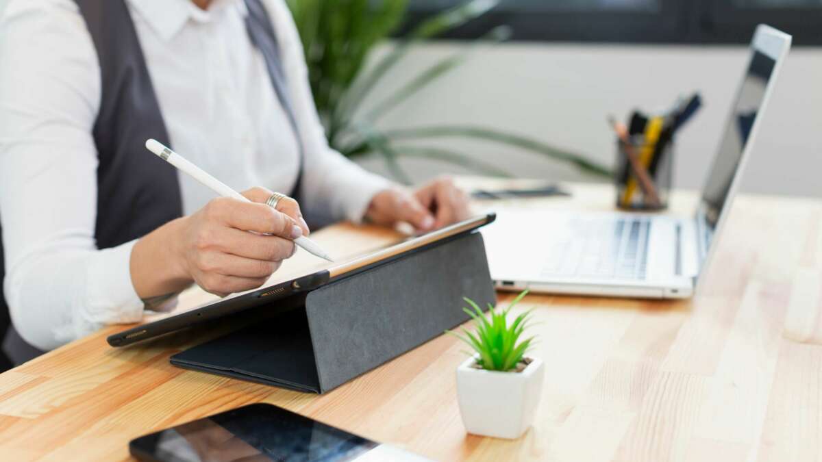 Una mujer utiliza su tablet para realizar un trámite. Foto: Freepik.