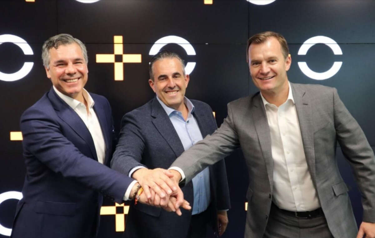 Germán López, COO; Víctor del Pozo, director de Innovación, Alianzas y Nuevos Servicios y Meinrad Spenger, CEO de MasOrange. Foto: MasOrange.