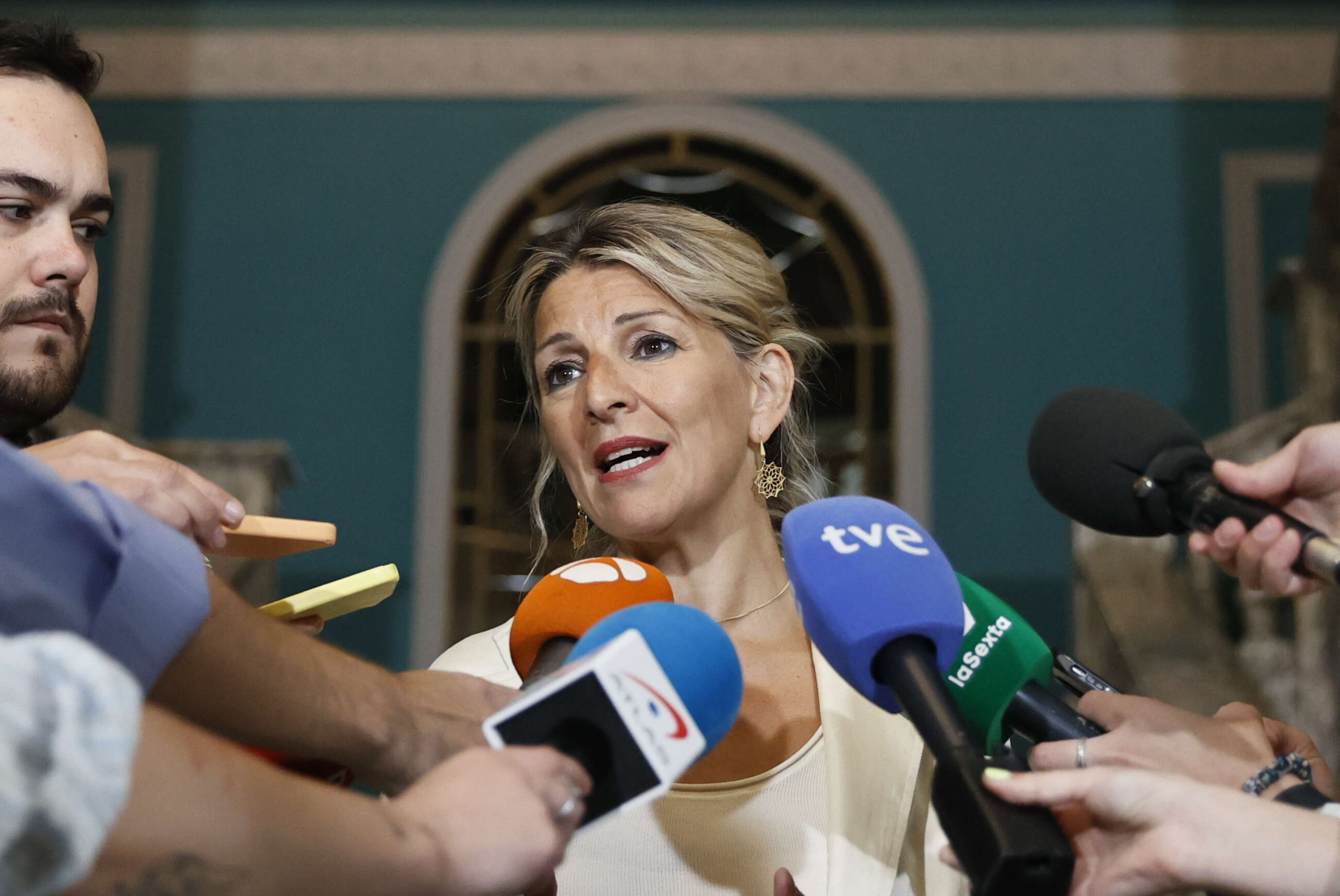 La vicepresidenta segunda y ministra de Trabajo, Yolanda Díaz, atiende a los medios en el marco de su participación en la jornada "Hacia una Europa Social con Nuevos Derechos", con motivo del Día de Europa, este jueves en Madrid. EFE/ Fernando Alvarado