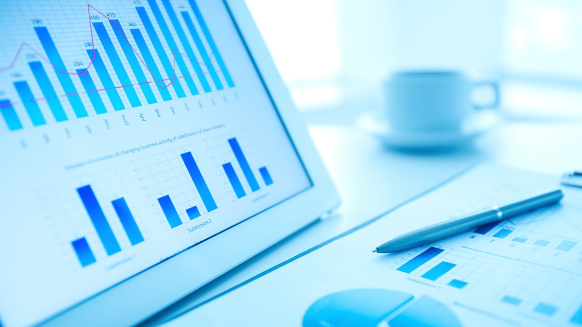 Unos documentos con gráficos de una empresa