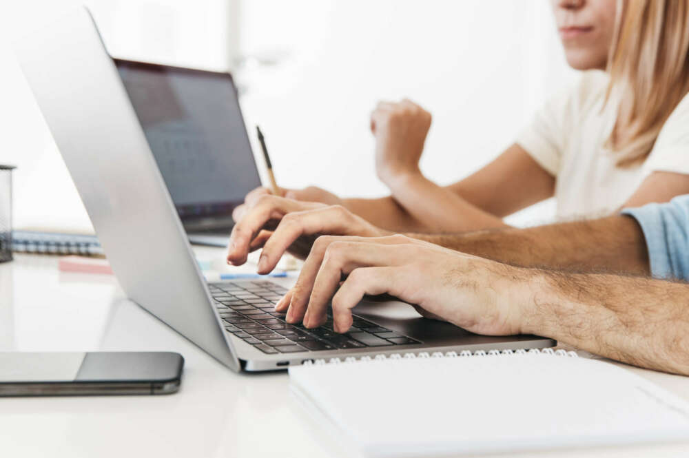El certificado de prestaciones del SEPE se puede pedir desde diferentes canales. Foto: Freepik