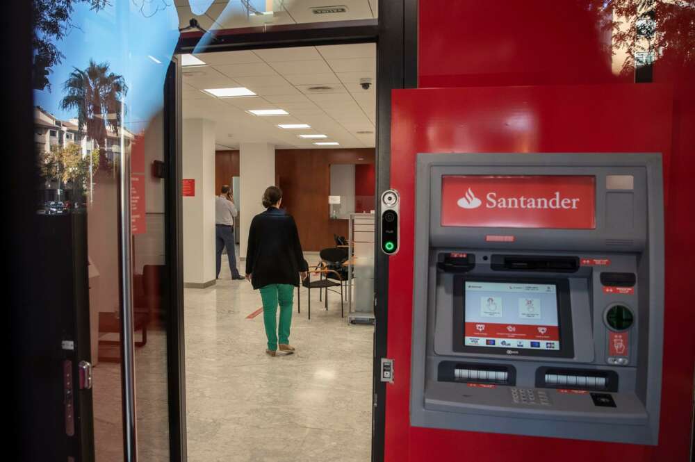 Sucursal del Banco Santander. Foto Marcial Guillén - EFE