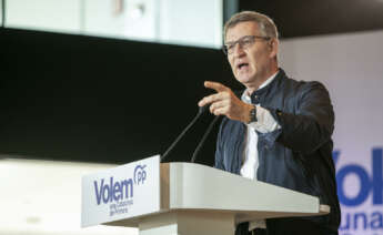 LLEIDA, 28/04/2024.- El presidente del PP, Alberto Núñez Feijóo, durante un acto de campaña de apoyo al candidato del partido a la Generalitat, Alejandro Fernández (d), este domingo en Lleida. EFE/Álex López