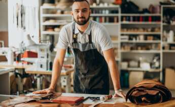 Un autónomo trabaja en su taller. Foto: Freepik.