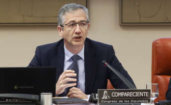 El gobernador del Banco de España, Pablo Hernández de Cos comparece en la Comisión de Economía del Congreso, para dar cuenta del último informe anual publicado por la entidad, que señala que las perspectivas económicas se mantienen relativamente favorables e incide en retos pendientes relativos a la vivienda, el mercado laboral o las pensiones. EFE/ Fernando Alvarado