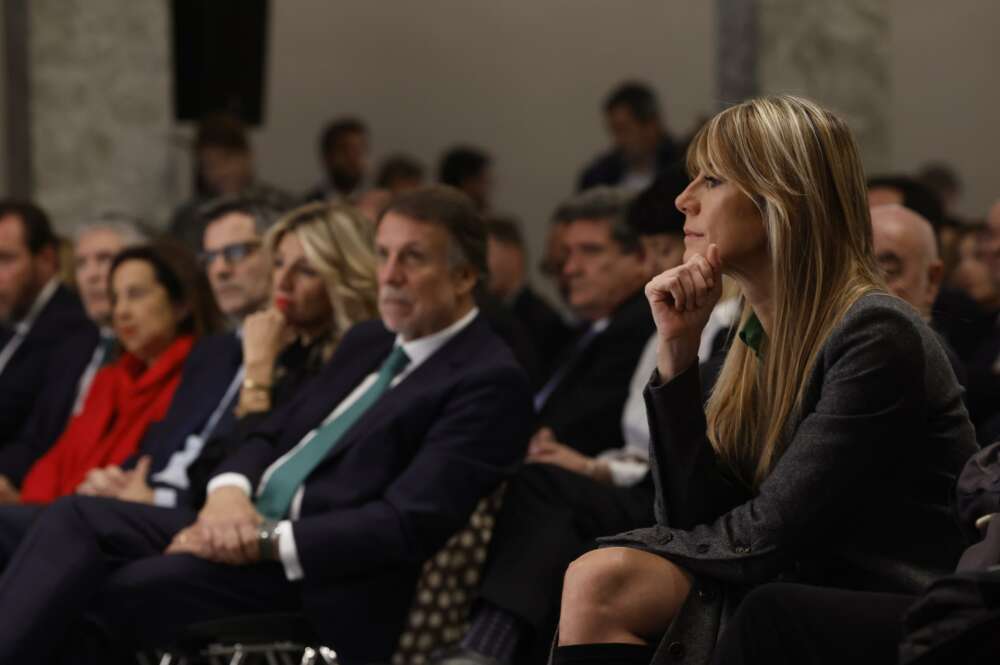 Begoña Gómez sentada en la presentación del segundo libro de su esposo, Tierra Firme