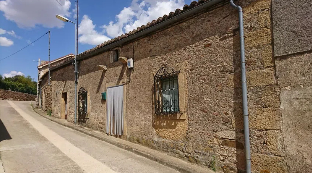 En Bermellar se vende una propiedad por 10.000 euros. Foto: Idealista.