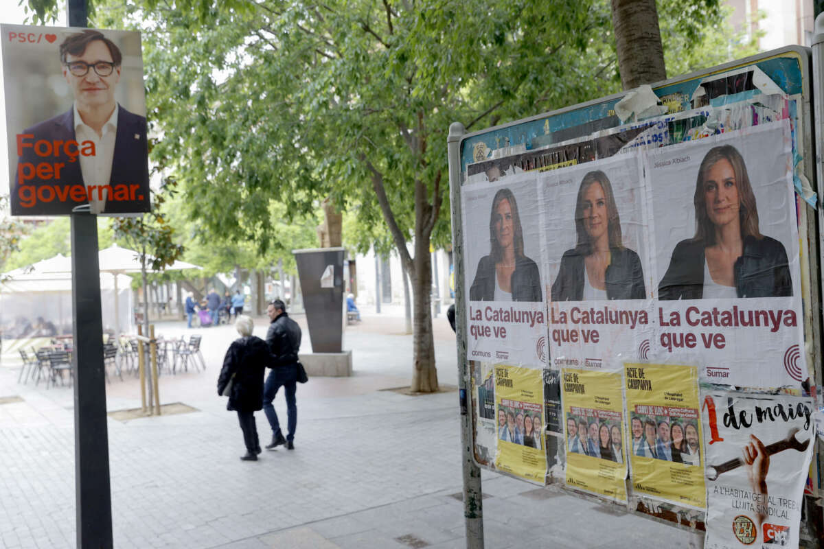 Vista de algunos carteles electorales para el 12M. EFE/Toni Albir