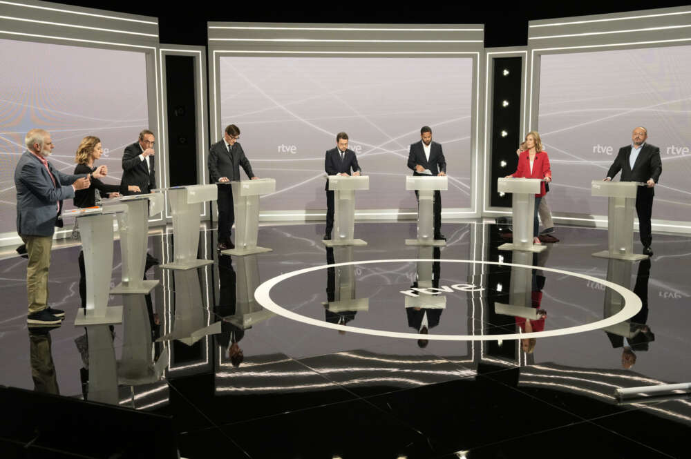 Los candidatos electorales se preparan instantes antes del inicio del debate electoral organizado por RTVE Catalunya. EFE/Alejandro García