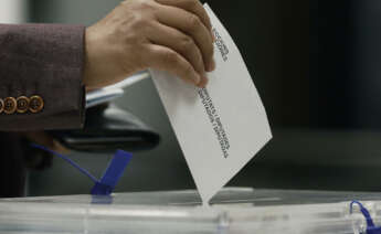 BARCELONA, 12/05/2024.- Voto depositado en la urna electoral en el colegio electoral instalado en el Instituto de Educación Continua (UPF) del barrio de L,Eixample de Barcelona, este domingo. Más de cinco millones de ciudadanos están llamados este domingo a las urnas en las elecciones catalanas, en las que parte como favorito el socialista Salvador Illa y en las que se dirime si la gobernabilidad sigue en base a la suma de los partidos independentistas. encuesta. EFE/Andreu Dalmau