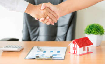 Dos personas cerrando un acuerdo inmobiliario