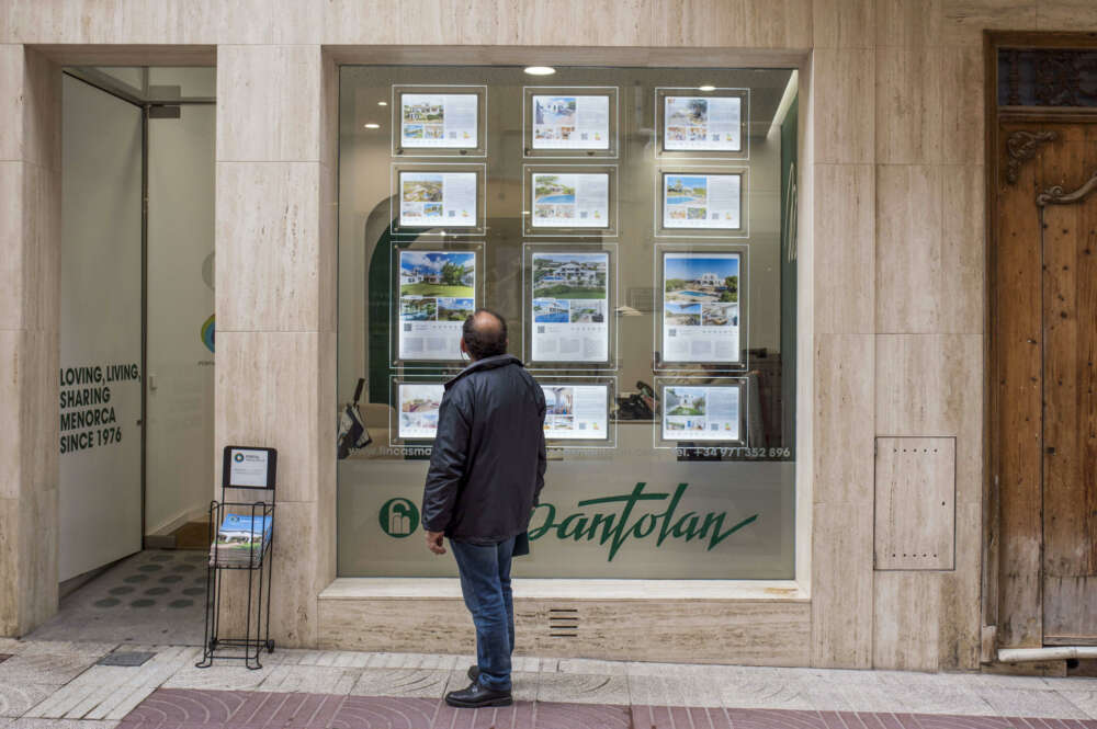 Un hombre mira el escaparate de una inmobiliario. Foto: EFE/ David Arquimbau Sintes