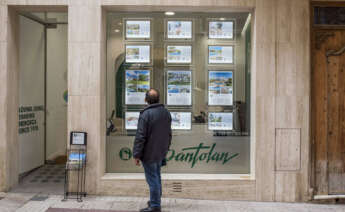 Un hombre mira el escaparate de una inmobiliario. Foto: EFE/ David Arquimbau Sintes