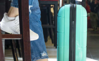 Una maleta y un pasaporte en un aeropuerto.