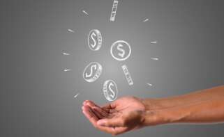 Una mano con dinero dibujado en color blanco