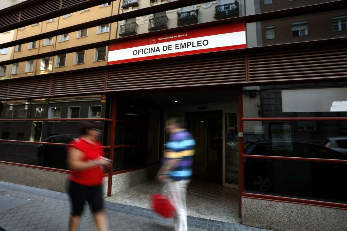 Varias personas acuden al SEPE. Foto: EFE.