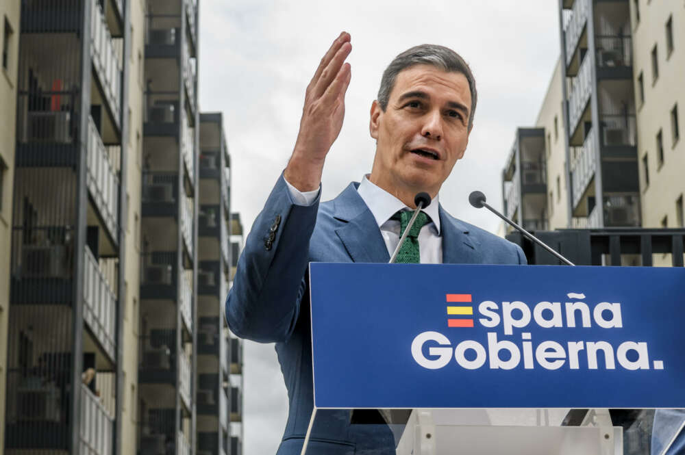 DOS HERMANAS (SEVILLA), 08/04/2024.- El presidente del Gobierno, Pedro Sánchez, ha anunciado que el Consejo de Ministros estudiará mañana un informe para modificar la ley, aprobada por el Partido Popular en 2013, que permite obtener el visado de residencia si se invierte en vivienda en nuestro país, este lunes durante la visita que ha realizado a una promoción de viviendas sociales en Dos Hermanas (Sevilla) . EFE/ Raúl Caro