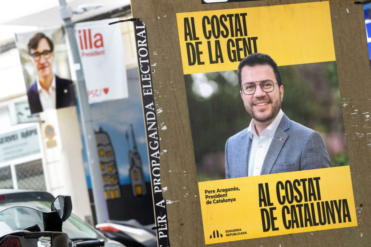 Vista de carteles electorales de ERC y el PSC en una calle de Barcelona. EFE/Marta Pérez