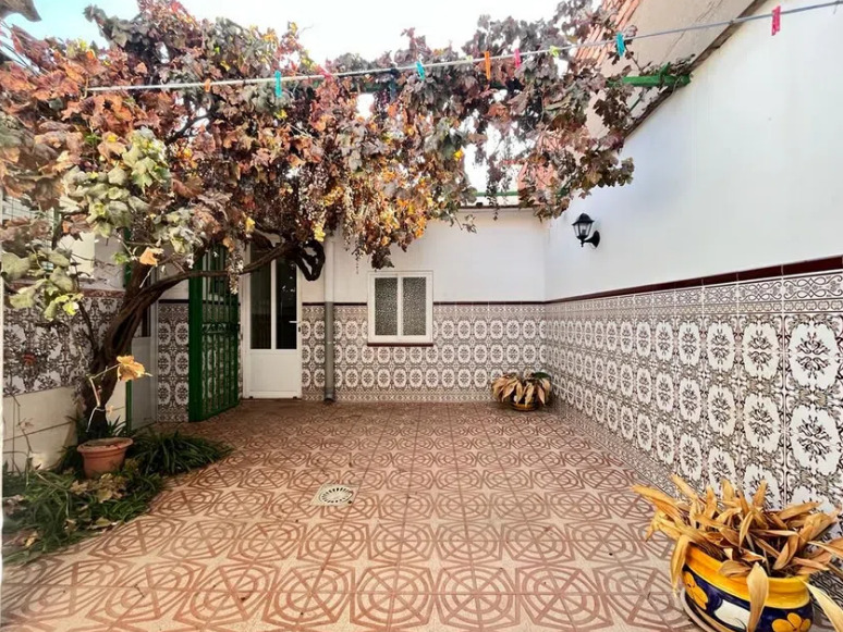 El inmueble de Puertollano dispone de varios patios. Foto: Idealista.