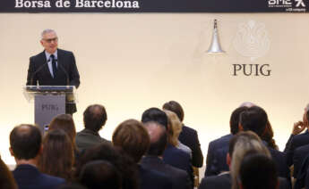 GRAFCAT3828. BARCELONA, 03/05/2024.- El presidente de la multinacional de fragancias y moda Puig, Marc Puig, durante el acto en la Bolsa de Barcelona con el que la compañía se ha estrenado en bolsa con una subida del 4,07 %, lo que ha situado el precio de la acción en 25,54 euros y su capitalización bursátil en 4.538 millones de euros, protagonizando la mayor salida a bolsa del año en Europa. EFE/Quique García