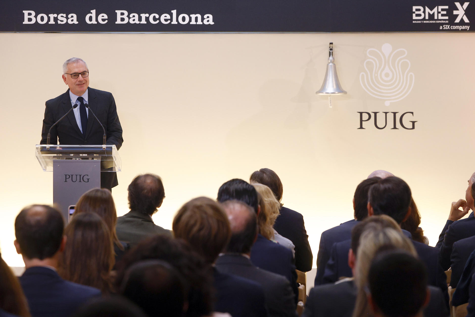 GRAFCAT3828. BARCELONA, 03/05/2024.- El presidente de la multinacional de fragancias y moda Puig, Marc Puig, durante el acto en la Bolsa de Barcelona con el que la compañía se ha estrenado en bolsa con una subida del 4,07 %, lo que ha situado el precio de la acción en 25,54 euros y su capitalización bursátil en 4.538 millones de euros, protagonizando la mayor salida a bolsa del año en Europa. EFE/Quique García