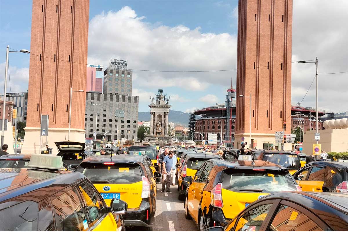Concentración de taxis en Plaza España. Foto @taxiyellowblack