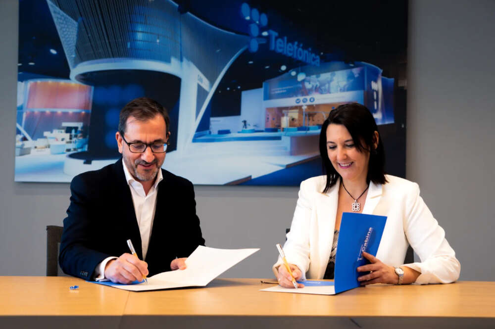 Firma del acuerdo. Foto: Telefónica.