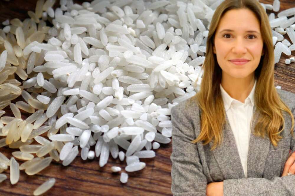 La nutricionista Ana Laja junto con un fondo de arroz