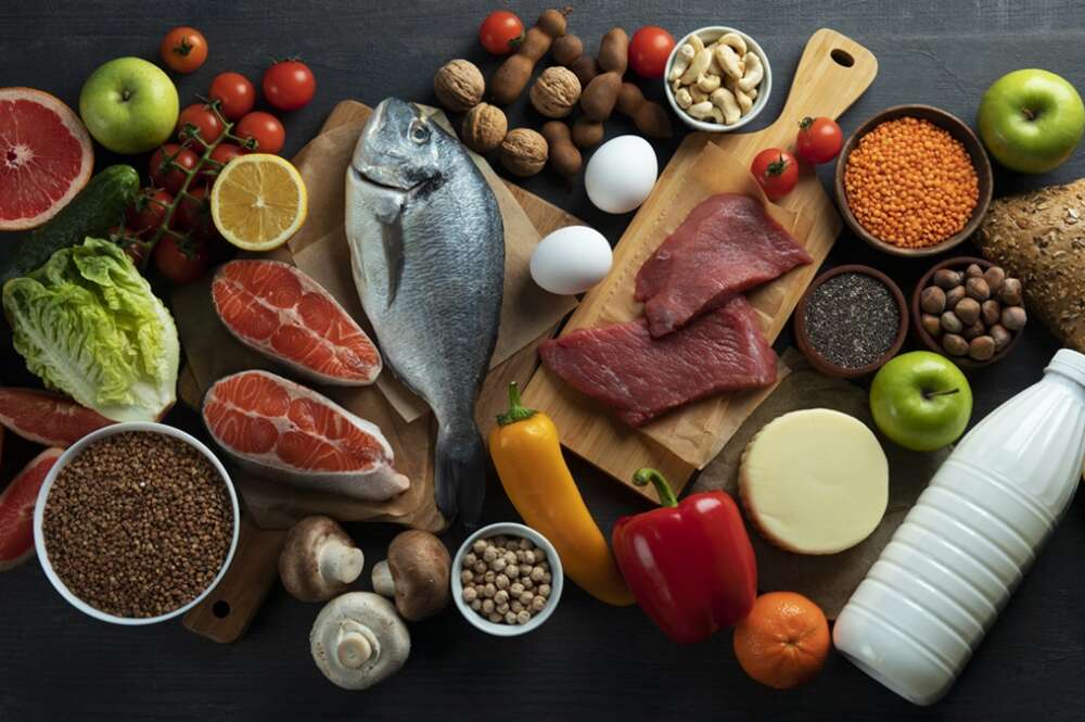 Una variedad de alimentos sobre una mesa
