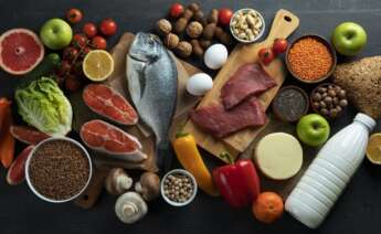 Una variedad de alimentos sobre una mesa