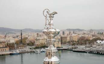 La ‘Auld Mug’ o ‘Jarra de las 100 Guineas’ recorrerá el litoral catalán hasta el próximo lunes 1 de julio. Foto: America's Cup Event.
