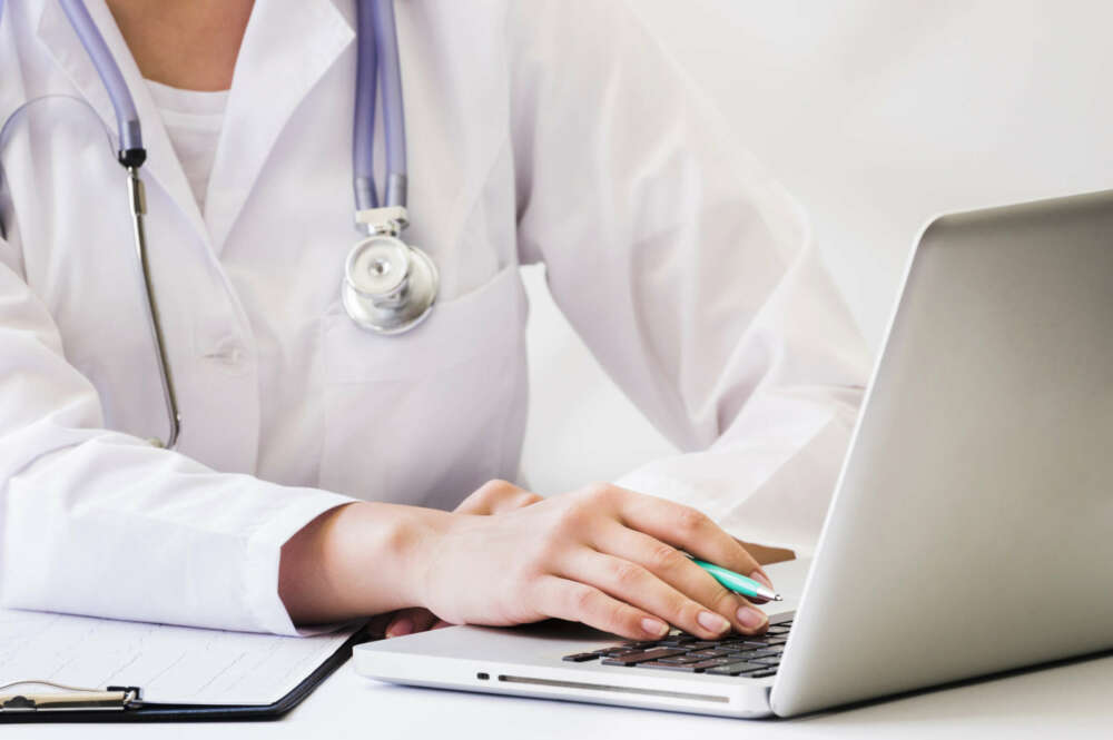 Una doctora utiliza inteligencia artificial en su consulta. Foto: Freepik.