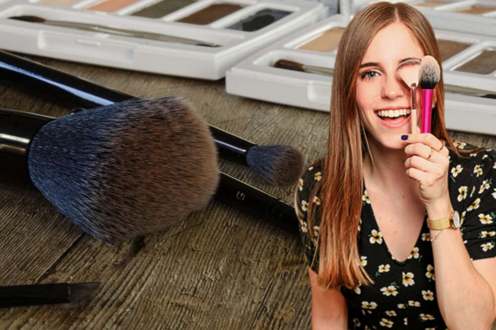 La maquilladora Florencia Guillot junto a unas brochas de maquillaje