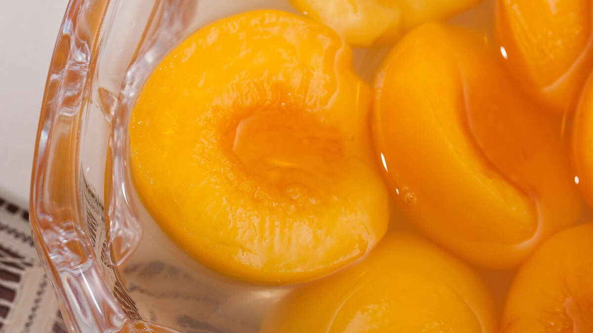 Melocotón en almíbar, uno de los alimentos excluidos por la nutricionista