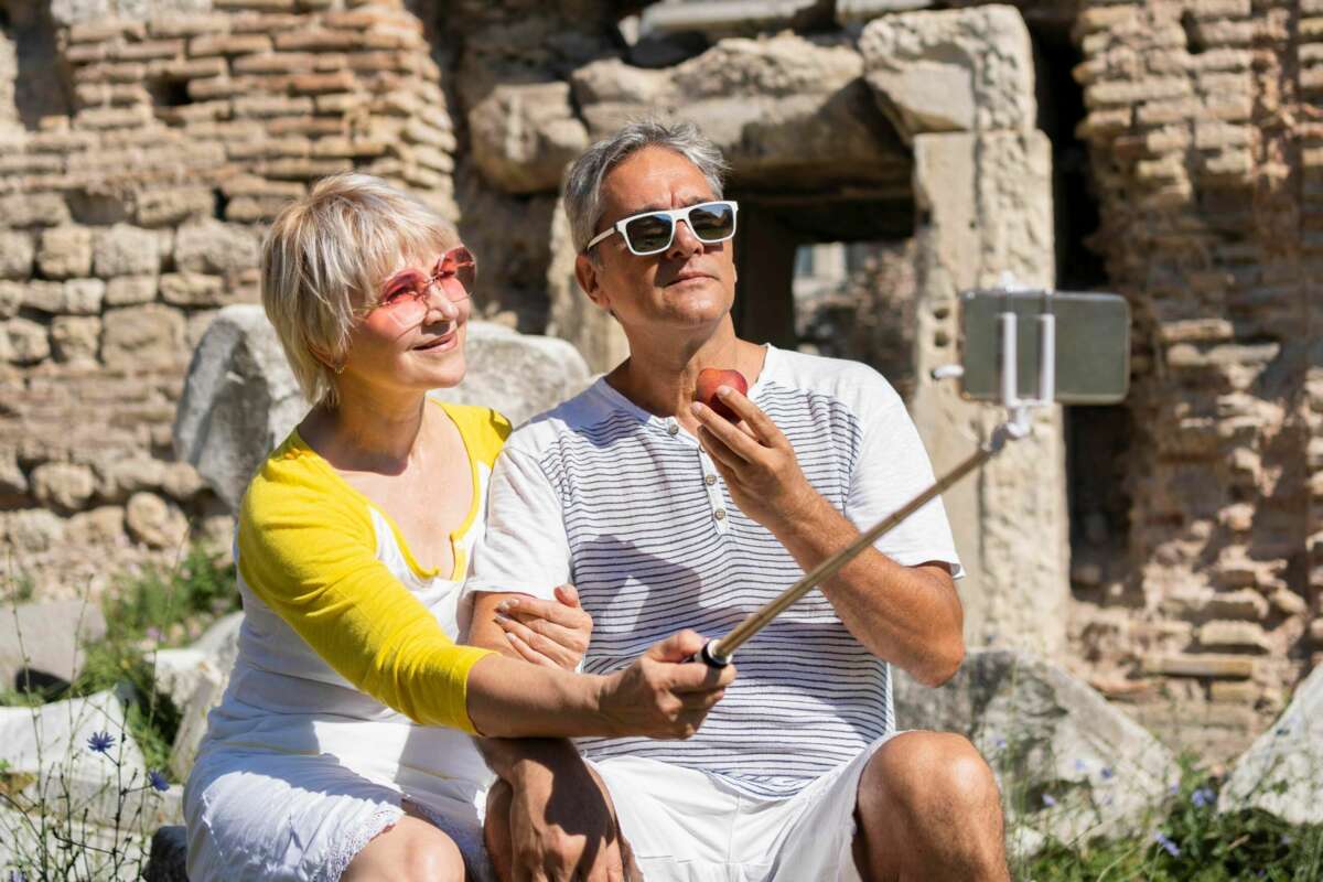 Una pareja se toma una foto de vacaciones en el Imserso. Foto: Freepik.