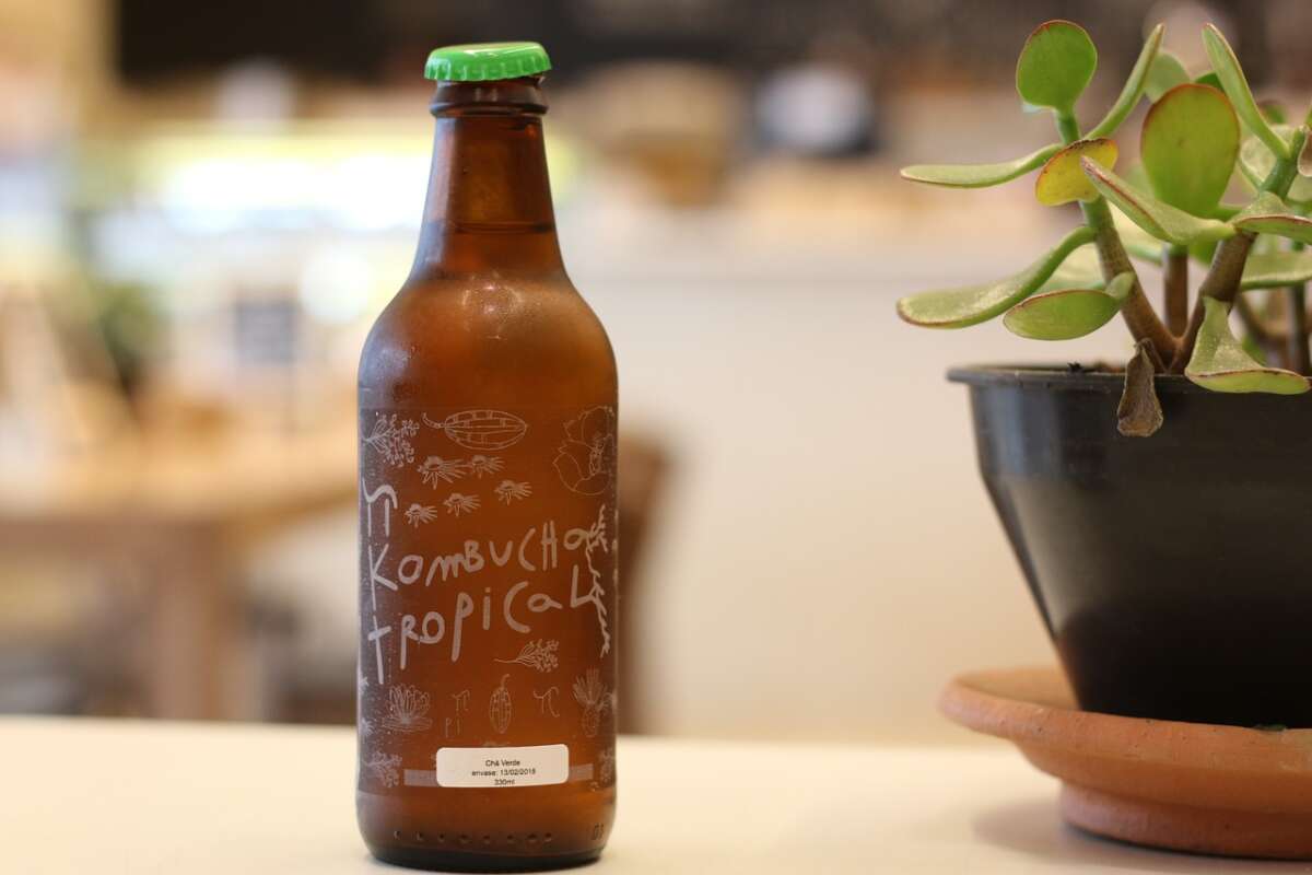 Una botella de kombucha