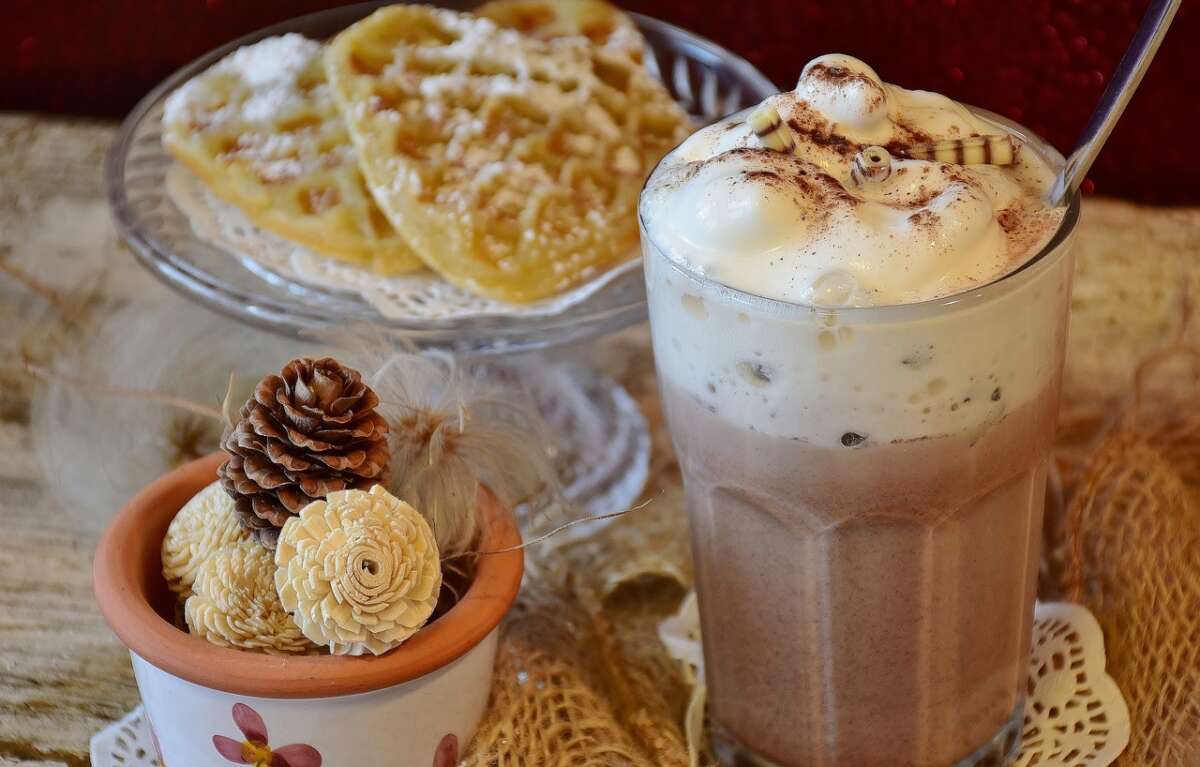 Un vaso de leche con cacao en polvo