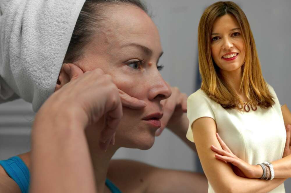Una mujer explotando un grano junto a la dermatóloga Ana Molina