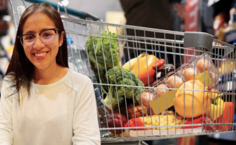 La nutricionista Andrea Quiroga junto con un carro de la compra