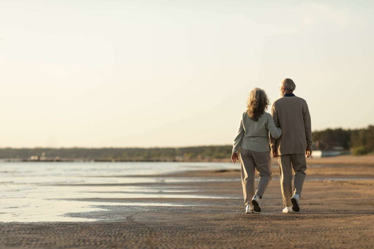 Una pareja, paseando, durante su jubilación.