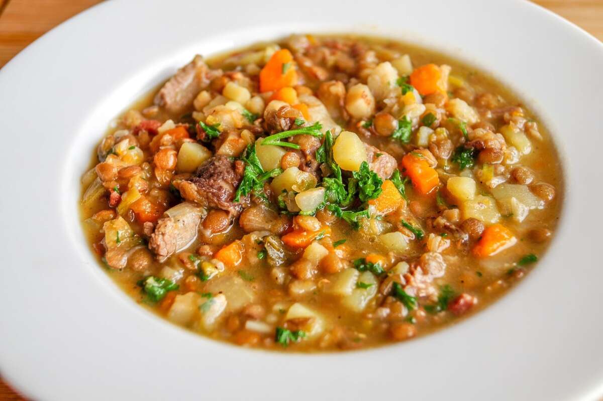 Un plato de lentejas preparadas