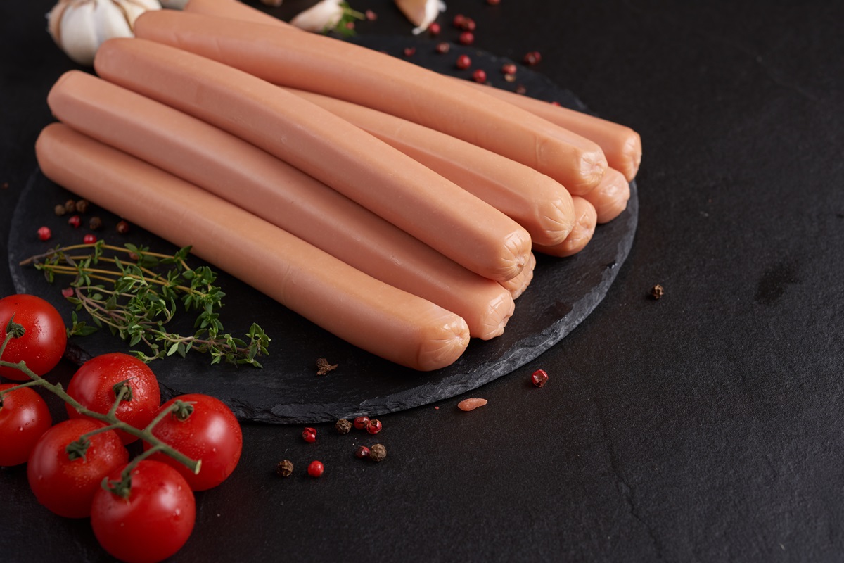 Un plato con salchichas