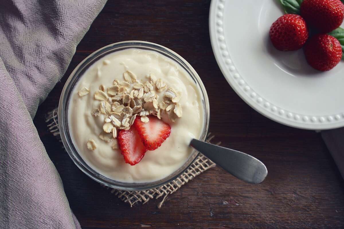 Un yogurt natural con avena y fresas
