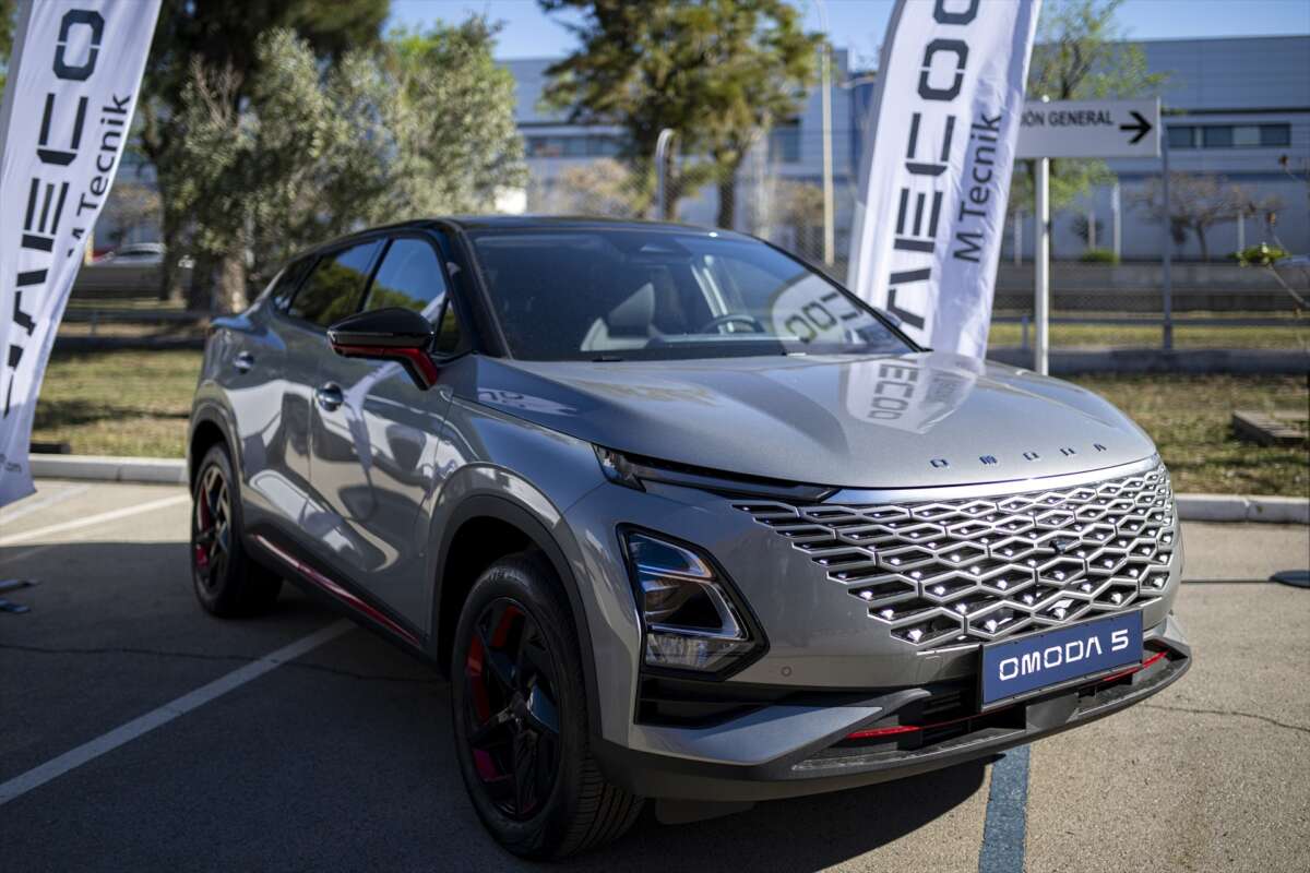 Un coche eléctrico durante el acto de la firma del acuerdo entre Ebro y Chery para construir coches eléctricos en la antigua fábrica de Nissan en Barcelona, Catalunya (España). Foto: Lorena Sopêna / Europa Press
