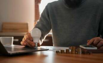 Un hombre compara varias ofertas de energía. Foto: Freepik.
