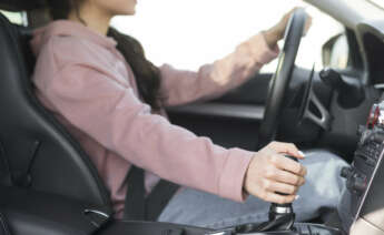 Una mujer conduce un coche. Foto: Freepik.