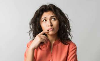 Una mujer expresa confusión. Foto: Freepik.