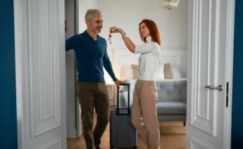 Dos viajeros llegan a un piso turístico. Foto: Freepik.